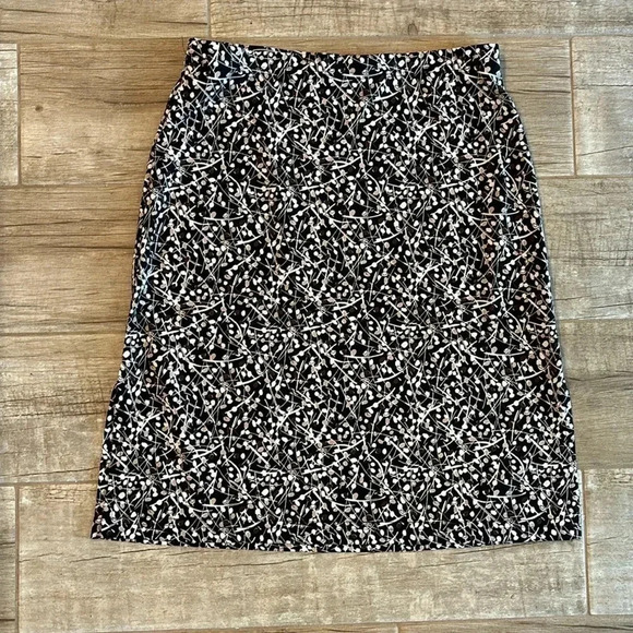 A. Byer midi skirt with small slit on side 🔴 - Picture 1 of 2